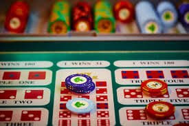 Tampilan meja live dealer bupati togel dengan berbagai permainan kasino